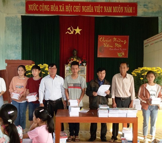 Niềm vui của học trò thôn Phước Luông khi được khen thưởng. Niềm vui của học trò thôn Phước Luông khi được khen thưởng.