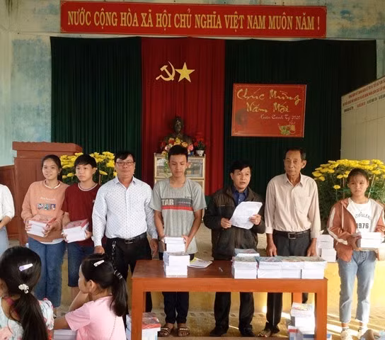 Niềm vui của học trò thôn Phước Luông khi được khen thưởng.