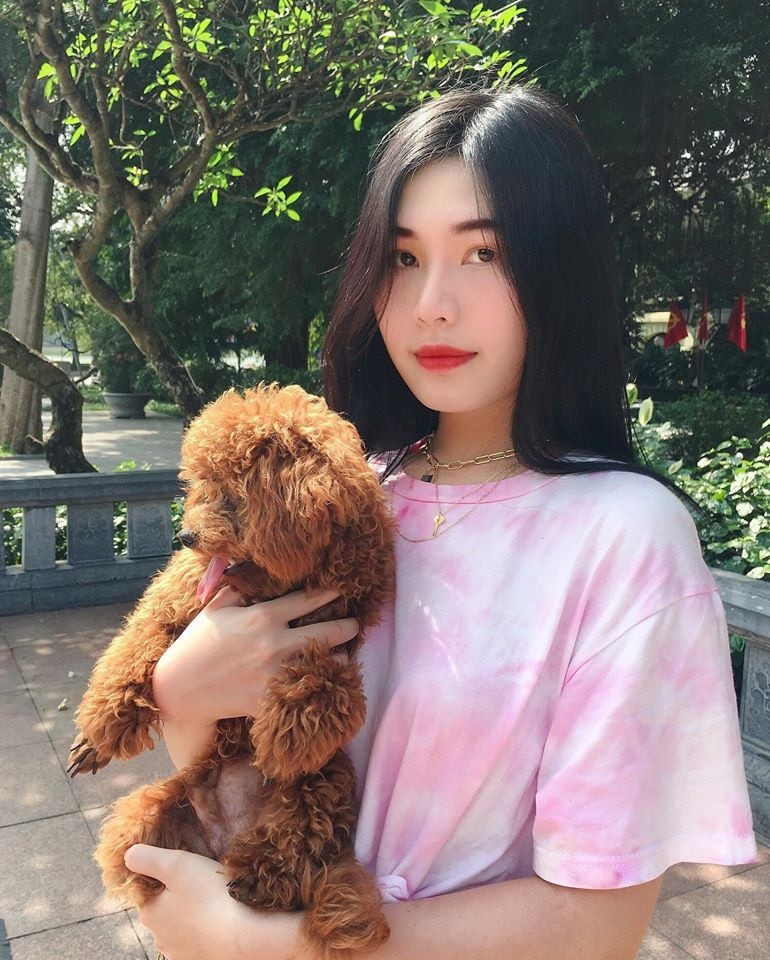 "Đam mê lớn nhất của tôi là thời trang. Tôi mong ước sau này trở thành nhà thiết kế, có thương hiệu riêng. Tôi ngưỡng mộ những phụ nữ tự tin, mạnh mẽ, độc lập và có thành tựu trên con đường sự nghiệp", 9X giãi bày. Cô giáo tiếng Anh IELTS 7.0 thi Hoa hậu Việt Nam