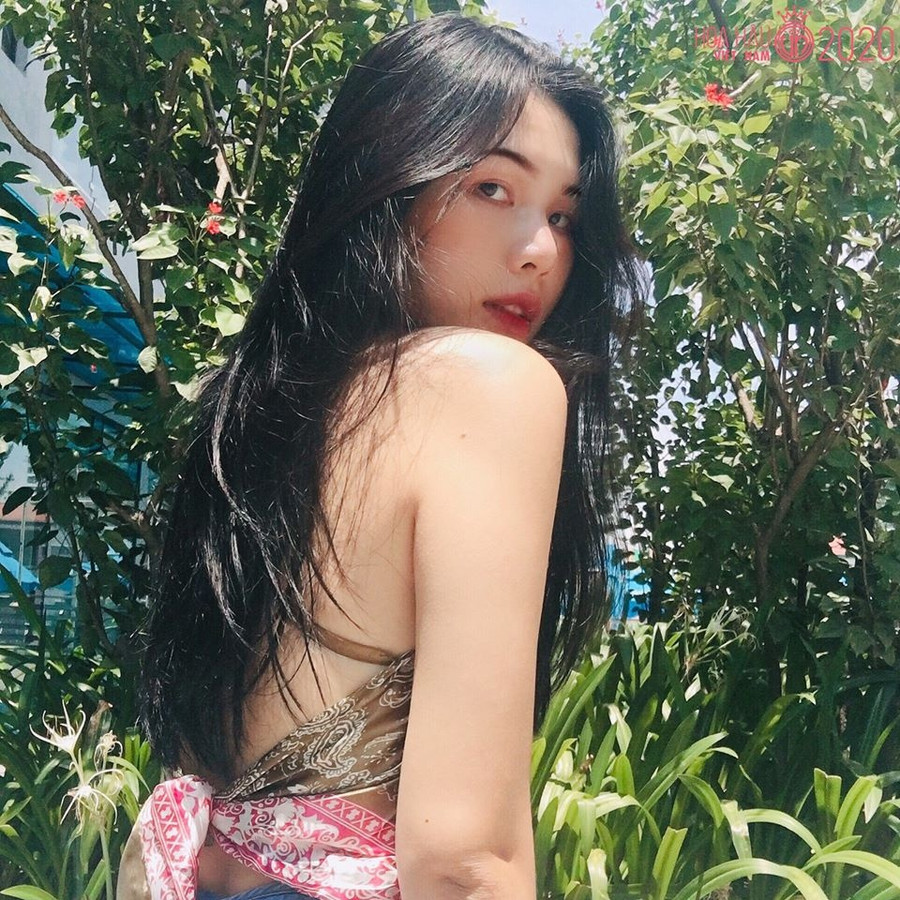 Vương Diệu Linh là một trong những thí sinh đăng ký thi Hoa hậu Việt Nam 2020. Cô sống tại Hà Nội, theo học ngành mỹ thuật. Ngoài ra, 9X còn làm giáo viên tại một trung tâm Anh ngữ. Diệu Linh mới thi IELTS vào đầu năm, đạt kết quả 7.0. Cô giáo tiếng Anh IELTS 7.0 thi Hoa hậu Việt Nam