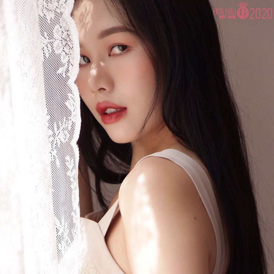 Diệu Linh bộc bạch lần đầu đi thi không tránh khỏi tâm trạng hồi hộp, song cô luôn giữ tinh thần thoải mái, vững vàng để tránh bị áp lực. "Có lẽ tôi tự tin nhất ở sự lạc quan. Kết quả như thế nào, tôi nghĩ mình sẽ có được những bài học quý giá", nữ sinh chia sẻ. Cô giáo tiếng Anh IELTS 7.0 thi Hoa hậu Việt Nam