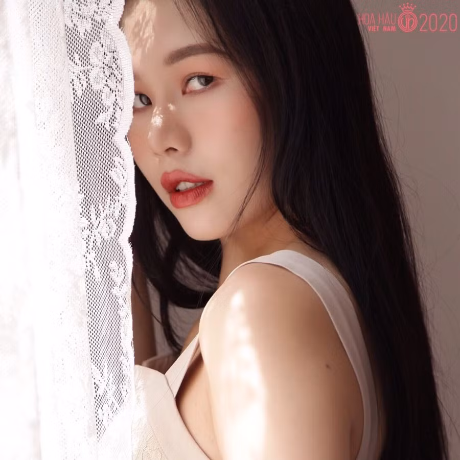 Cô giáo tiếng Anh IELTS 7.0 thi Hoa hậu Việt Nam