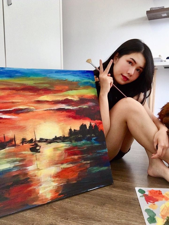 Năm 2019, Diệu Linh từng tham gia cuộc thi thiết kế "Việt Nam nơi tôi sống" của trường London College for Fashion and Design (Hà Nội). Cô có mặt trong top 10, đạt học bổng trị giá 70 triệu đồng. Cô giáo tiếng Anh IELTS 7.0 thi Hoa hậu Việt Nam