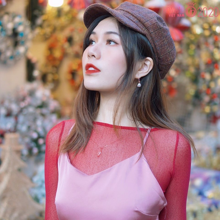 Nữ sinh 9X yêu thích mọi thứ liên quan đến lĩnh vực nghệ thuật. Ngoài chuyên ngành mỹ thuật, cô đam mê thời trang, có năng khiếu múa và nhảy hiện đại. Diệu Linh cũng có một kênh riêng, đăng tải các video về tiếng Anh hoặc những món đồ tự làm. Ảnh: HHVN. Cô giáo tiếng Anh IELTS 7.0 thi Hoa hậu Việt Nam