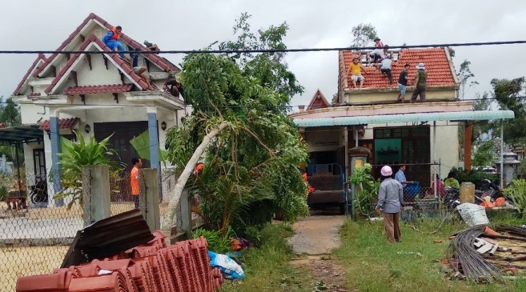 Hàng chục ngôi nhà tốc mái ở huyện Thăng Bình, Quảng Nam. Hàng chục ngôi nhà tốc mái ở huyện Thăng Bình, Quảng Nam.