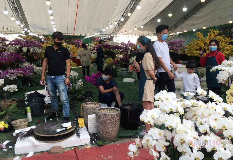 Nhiều cửa hàng đang áp dụng chương trình ưu đãi giảm giá, mua 1 tặng 1 để hút khách. Tuy nhiên, vẫn có cửa hàng, nhân viên ngồi xếp hàng ngóng khách. Phố bán hoa nhà giàu bậc nhất Hà Nội, một mùa ế ẩm, chợ tàn sớm