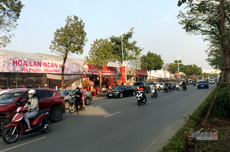 Đây được coi như tuyến phố cấp hoa cho nhà giàu. Phố bán hoa nhà giàu bậc nhất Hà Nội, một mùa ế ẩm, chợ tàn sớm