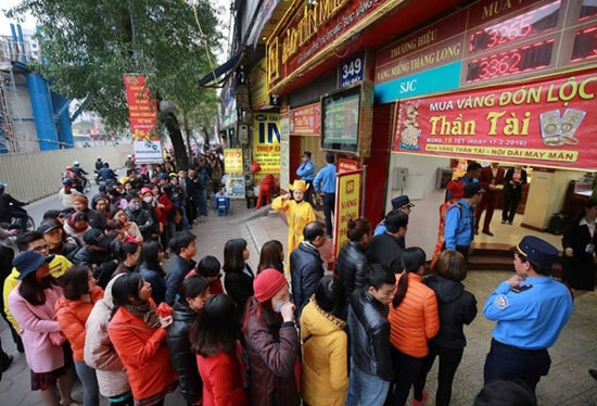 Vào ngày vía thần tài, người dân ùn ùn kéo nhau đi mua vàng cầu may. Cả triệu người đổ đi mua vàng, vía Thần Tài năm 2021 là ngày nào?