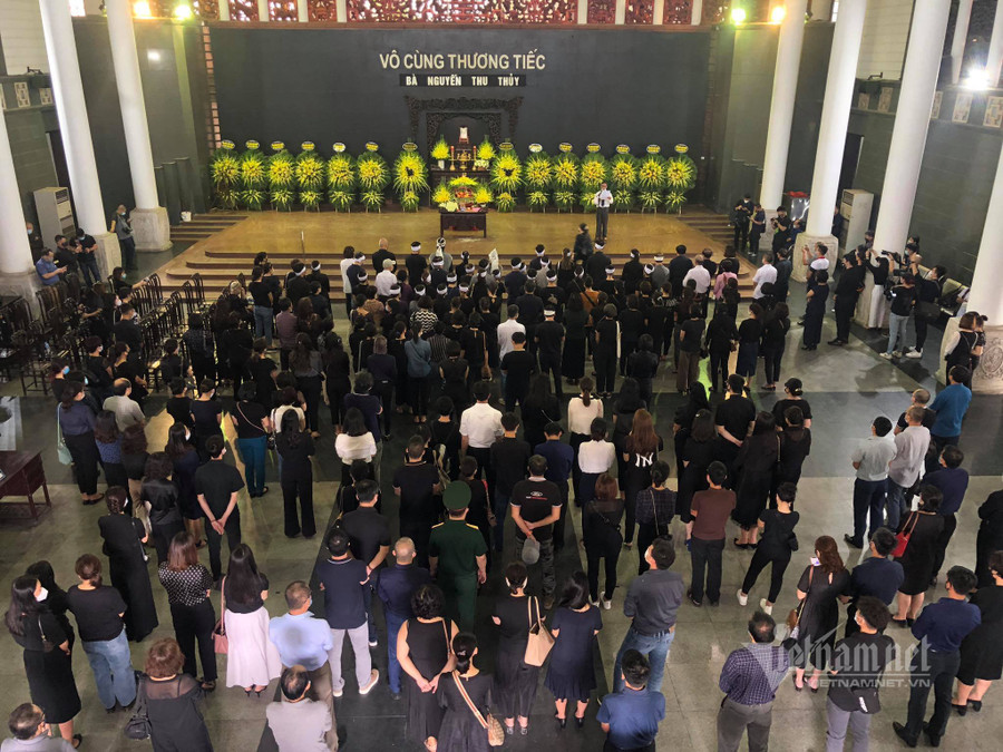 Gia đình, bạn bè tiễn biệt Hoa hậu Thu Thủy lần cuối ảnh 7 Người thân, bạn bè tiễn biệt Hoa hậu Thu Thủy