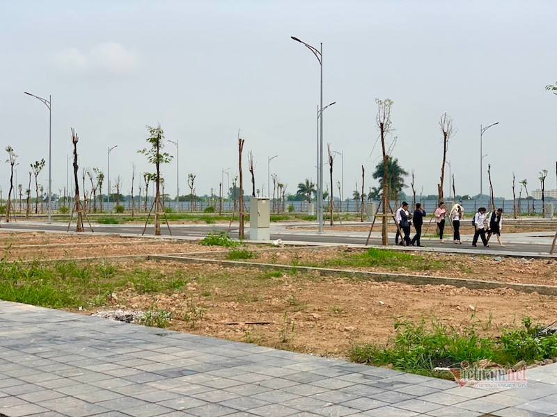 Giá đất sôi sục khắp nơi, loạt địa phương mạnh tay ‘cắt cơn’ sốt ảo