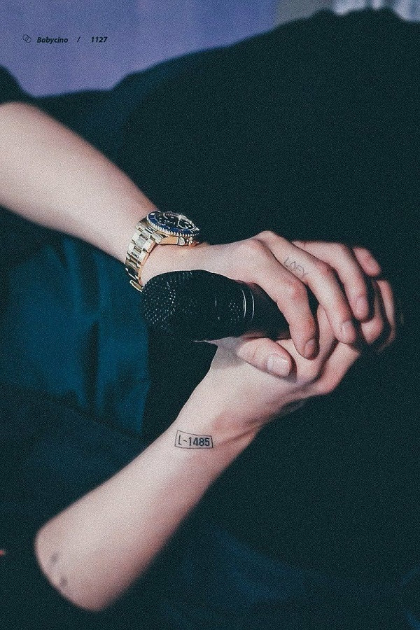 Chanyeol luôn dành tình cảm đặc biệt cho những người hâm mộ. Nam thần tượng xăm dòng chữ "L-1485" lên cổ tay đại diện cho ngày thành lập cộng đồng người hâm mộ EXO-L: 5/8/2014. Anh đã tiết lộ đầy đủ hình xăm và nói với người hâm mộ rằng họ sẽ mãi là một phần cơ thể của anh. Ý nghĩa hình xăm của 9 thần tượng Hàn Quốc nổi tiếng