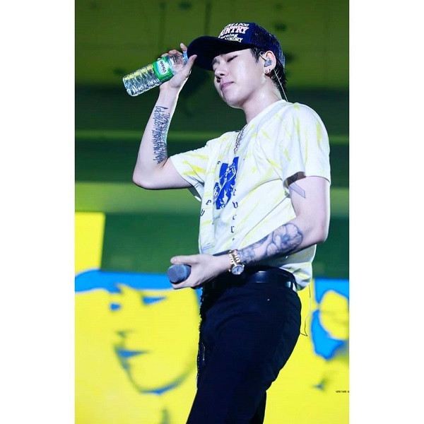 Zico có nhiều hình xăm trên cơ thể và không ngại khoe với người hâm mộ. Một trong những hình xăm ý nghĩa nhất của nam thần tượng là dải ruy băng màu vàng liên quan tới thảm kịch chìm phà Sewol trên cánh tay trái. Hơn 300 nạn nhân đã thiệt mạng do vụ chìm phà, trong đó có những người hâm mộ Zico và Block B. Anh đã xăm dải băng để tưởng nhớ nạn nhân của thảm kịch và nhắc nhở bản thân luôn cố gắng. Ý nghĩa hình xăm của 9 thần tượng Hàn Quốc nổi tiếng