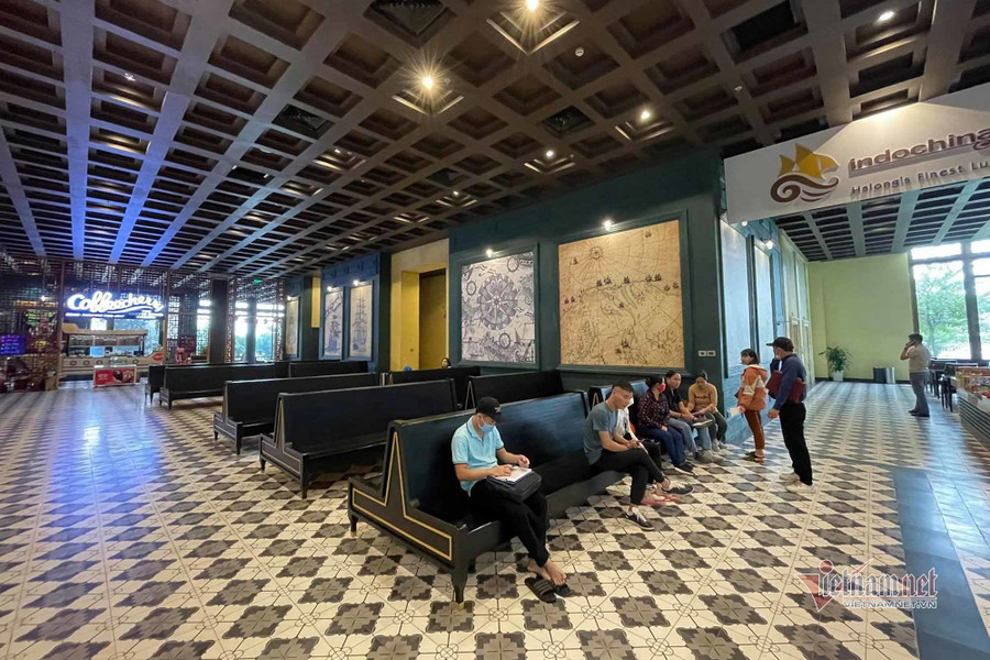Khu vực khách chờ trong nhà ga lác đác vài người. Khu vực khách chờ trong nhà ga lác đác vài người.