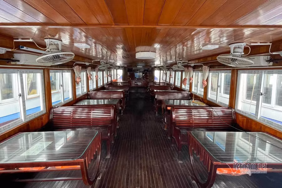 Không còn cảnh đông đúc khách du lịch trên tàu.
