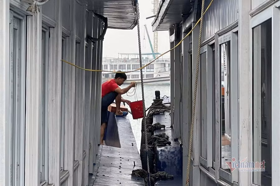 Nhiều chủ tàu chung tiền nhau để thuê 1 người trông coi tàu.