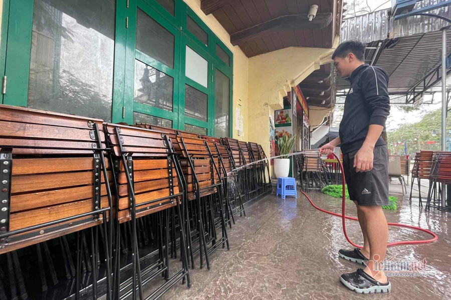 Người dân dọn dẹp sạch sẽ quán để chuẩn bị đón khách. Người dân dọn dẹp sạch sẽ quán để chuẩn bị đón khách.