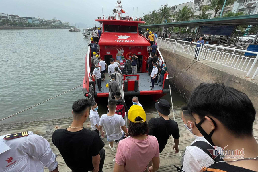 Du khách đi tàu ghép để đủ số ghế trên 1 tàu. Du khách đi tàu ghép để đủ số ghế trên 1 tàu.