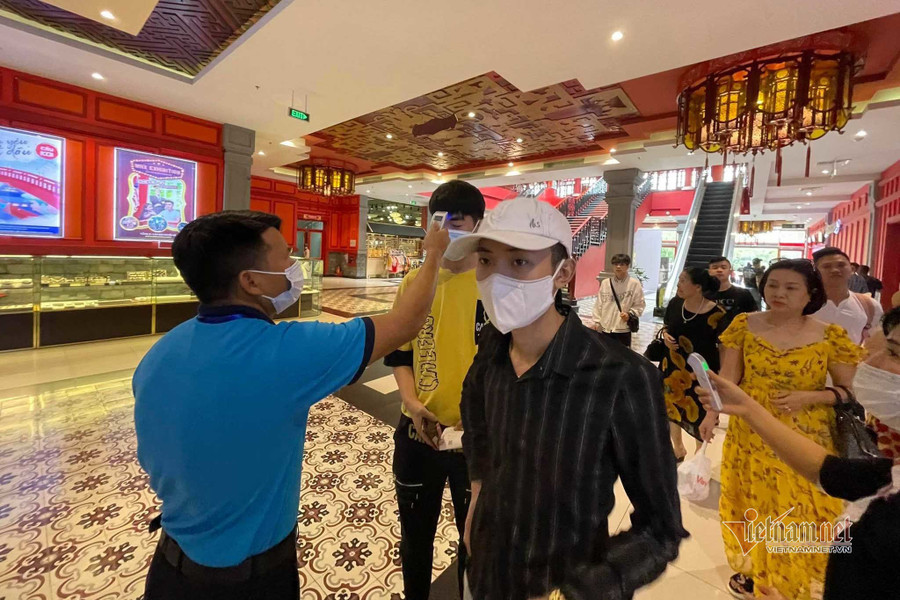 Mọi người vẫn được đo thân nhiệt trước khi vào khu vui chơi. Mọi người vẫn được đo thân nhiệt trước khi vào khu vui chơi.