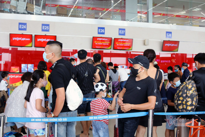 Nhu cầu đi lại bằng đường hàng không giảm đột ngột Giá vé máy bay lại