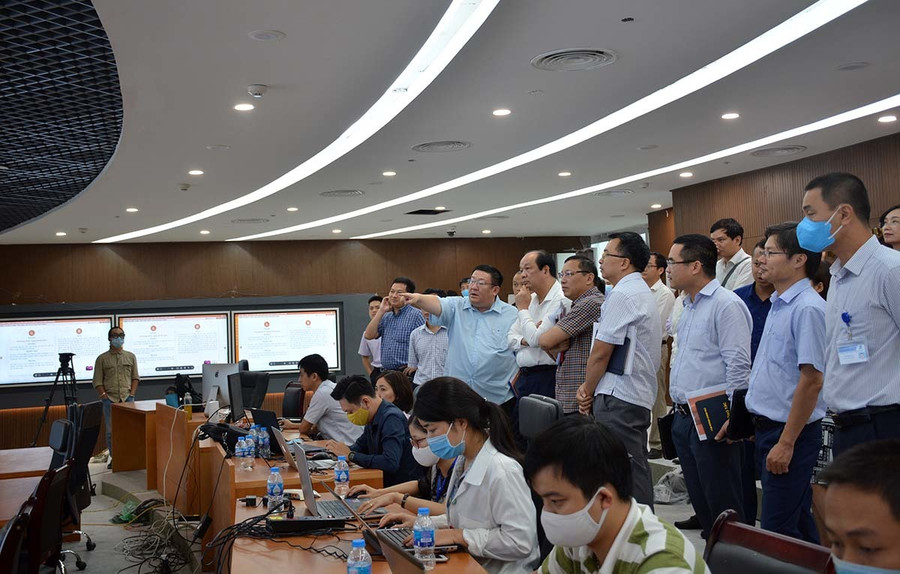 Bộ trưởng, Chủ nhiệm VPCP Mai Tiến Dũng kiểm tra tiến độ xây dựng Trung tâm Thông tin, chỉ đạo, điều hành của Chính phủ, Thủ tướng trước ngày khai trương. Ảnh VGP Đổi mới cách điều hành theo hướng Chính phủ không giấy tờ