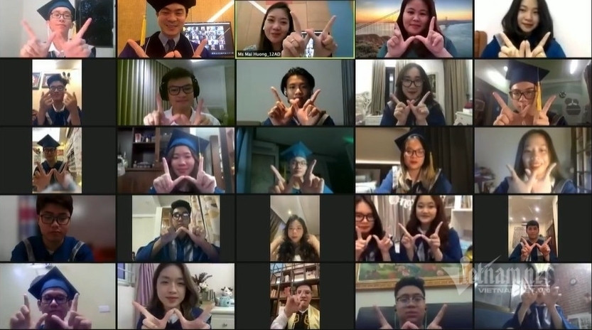 Học trò tham gia một lớp học cuối cùng để nói chuyện trực tiếp với các thầy cô, trong không gian lớp học trực tuyến vốn các con đã quen trong suốt những năm qua.