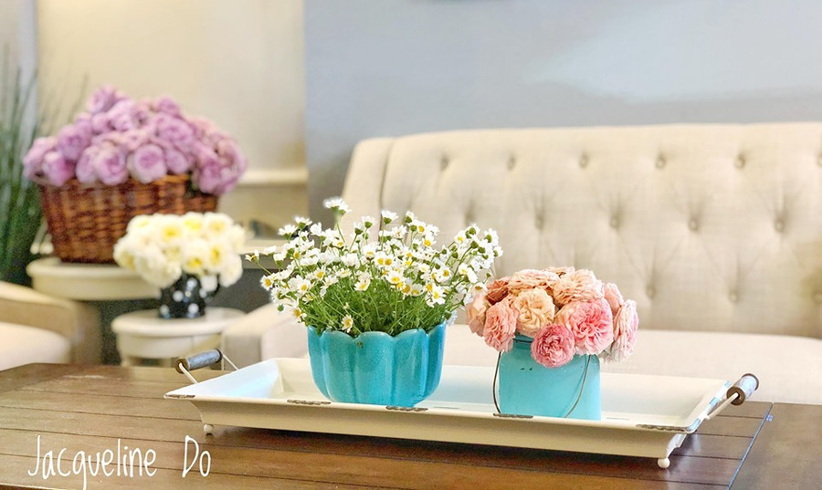 Nhà chị có hoa tươi cắm quanh năm.