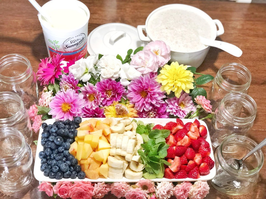 Hoa được chị dùng trang trí trên bàn ăn.