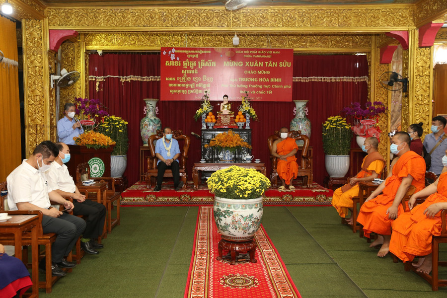 Phó Thủ tướng Thường trực Chính phủ Trương Hòa Bình và các đại biểu dự cuộc gặp. Lãnh đạo Đảng, Nhà nước chúc Tết nhân dân, đồng bào các tỉnh, thành