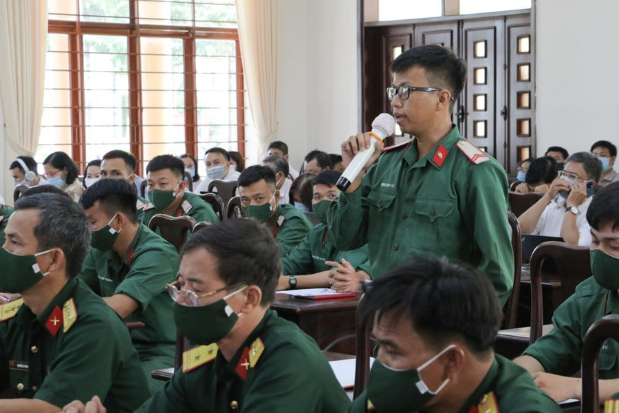 Cử tri quân nhân đặt ý kiến tại đơn vị bầu cử số 10 Cử tri quân nhân đặt ý kiến tại đơn vị bầu cử số 10