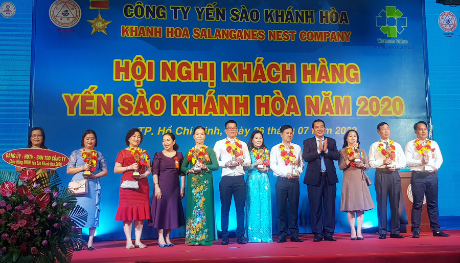 Lãnh đạo Công ty Yến sào Khánh Hòa trao danh hiệu nhà phân phối Kim cương cho khách hàng. Lãnh đạo Công ty Yến sào Khánh Hòa trao danh hiệu nhà phân phối Kim cương cho khách hàng.