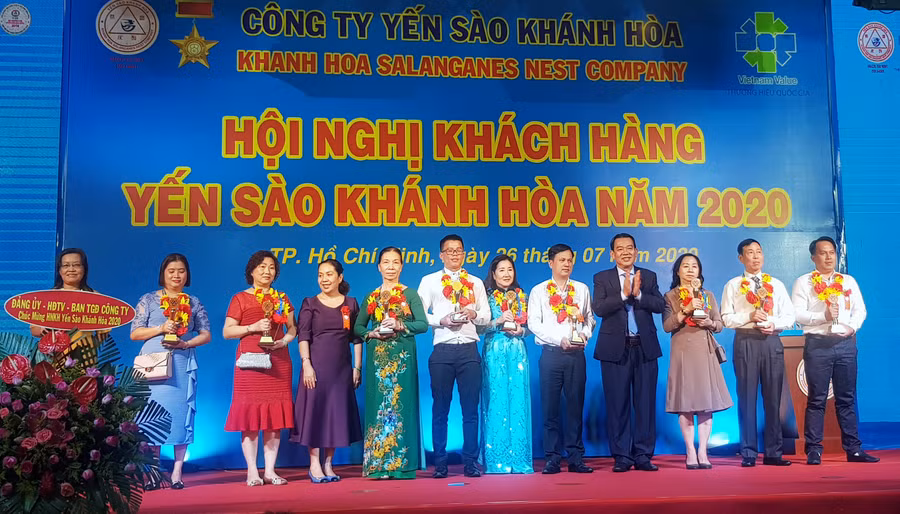 Lãnh đạo Công ty Yến sào Khánh Hòa trao danh hiệu nhà phân phối Kim cương cho khách hàng.