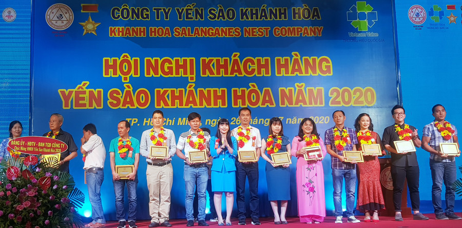 Trao danh hiệu nhà phân phối Bạc cho khách hàng. Trao danh hiệu nhà phân phối Bạc cho khách hàng.