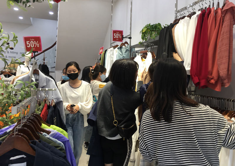 Trong khi đó, các cửa hàng giảm giá khủng lại hút khách hơn