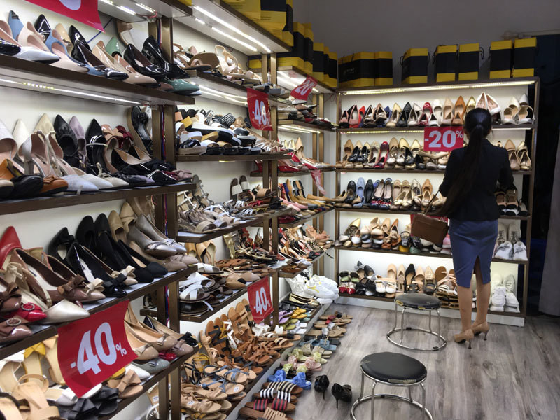 Cửa hàng giầy dép này giảm giá từ 20-40% nhưng vẫn èo uột khách