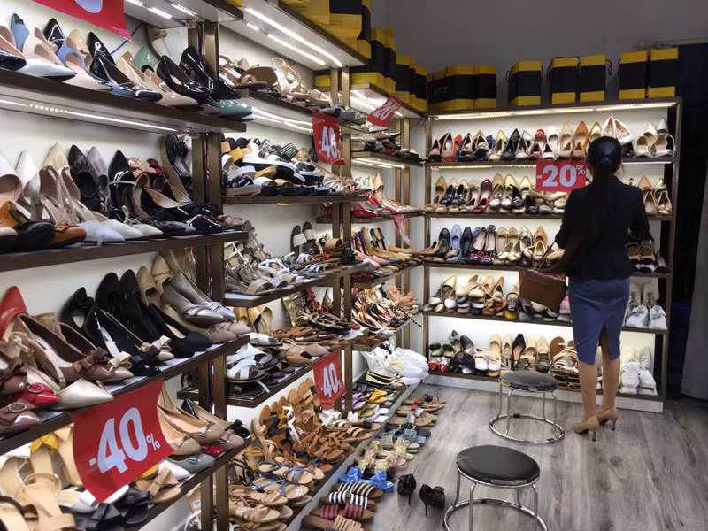 Cửa hàng giầy dép này giảm giá từ 20-40% nhưng vẫn èo uột khách