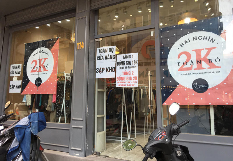 Cửa hàng thời trang này còn chơi lớn khi bán đồng giá 2.000 đồng/sản phẩm