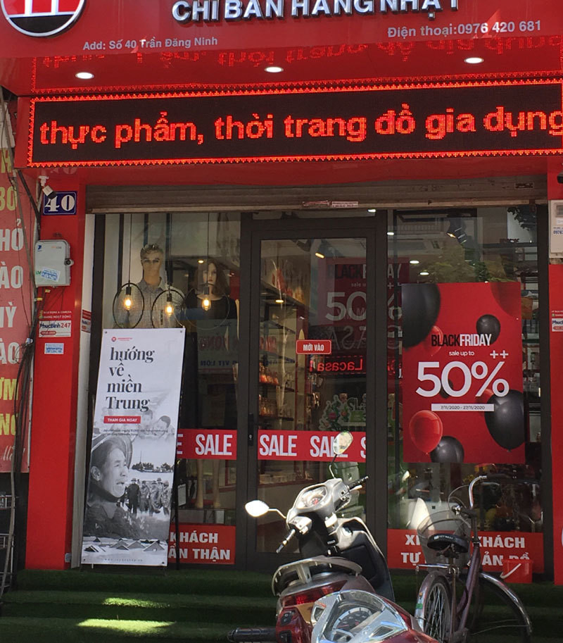 Trên các tuyến phố ở Hà Nội, biển giảm giá giăng kín các cửa hàng quần áo thời trang