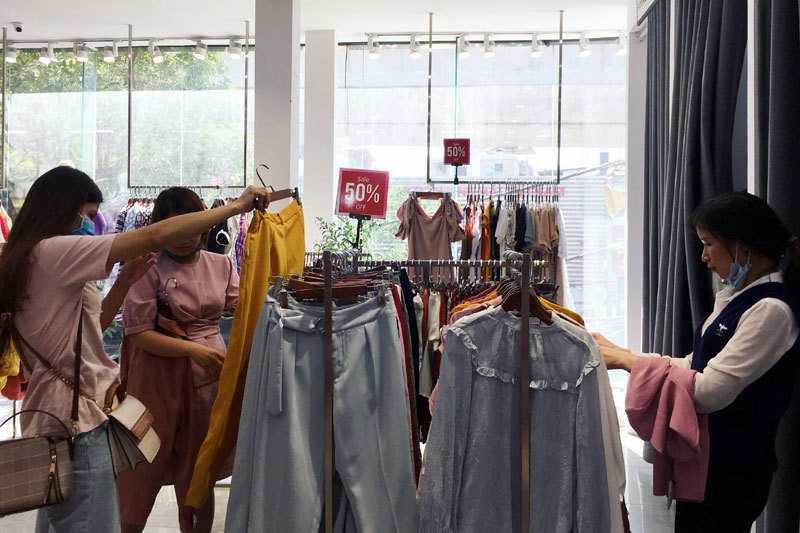 Nhiều chủ cửa hàng cho biết, năm nay ảnh hưởng dịch bệnh, thu nhập của người dân giảm. Họ hạn chế chi tiêu nên dù có giảm giá khủng vẫn khó hút khách