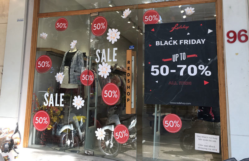 Nhiều cửa hàng đã treo biển giảm giá dịp Black Friday