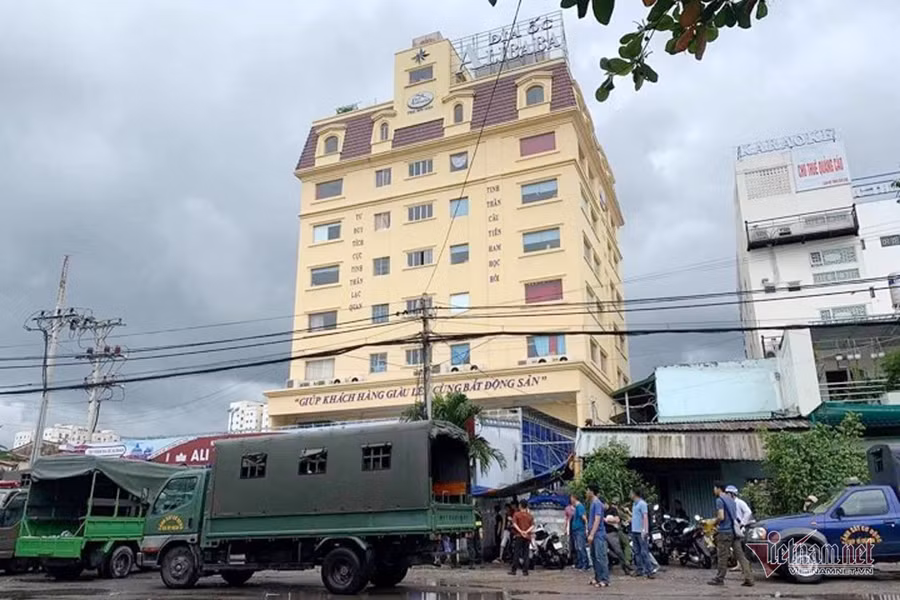 Công an phong toả tài sản của Công ty Alibaba và các cá nhân tổng cộng 1.500 tỷ đồng để đảm bảo thi hành án, khắc phục hậu quả. Công an TP.HCM kết luận vụ địa ốc Alibaba lừa đảo hơn 2.300 tỷ đồng