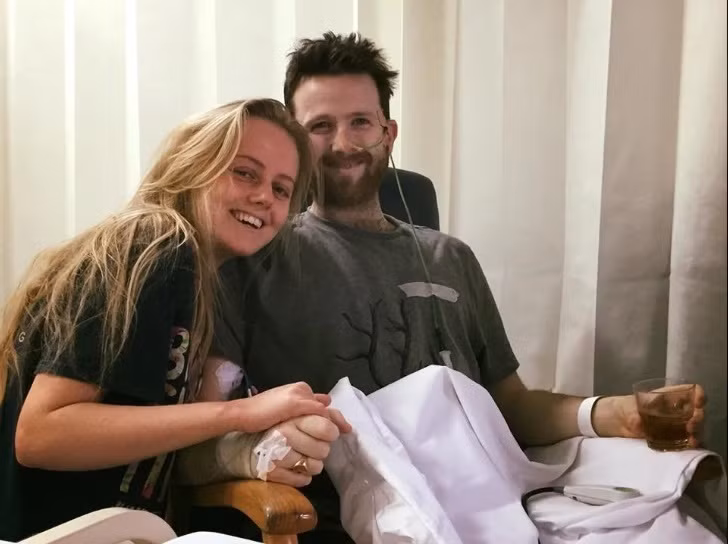 Tristan để lại cho Rebecca một bức thư, khuyến khích cô sống tiếp một cách vui vẻ.