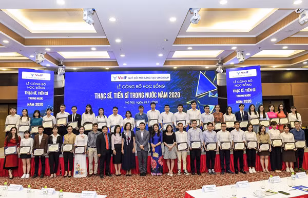 Năm 2020, Quỹ Đổi mới sáng tạo Vingroup VinIF trao gần 40 tỉ đồng cho 293 học viên cao học, nghiên cứu sinh trong nước.