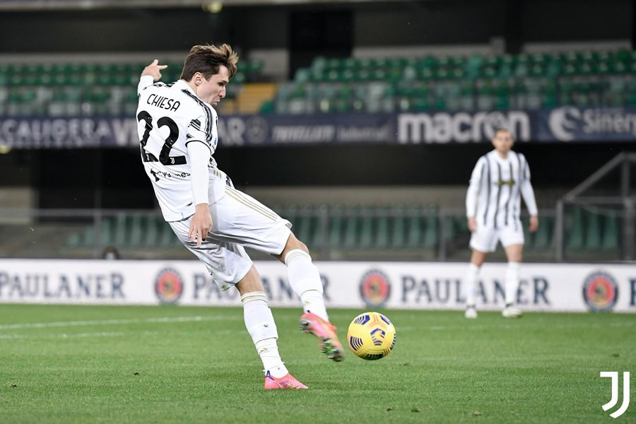 Ronaldo lập công, Juventus vẫn bị cầm chân