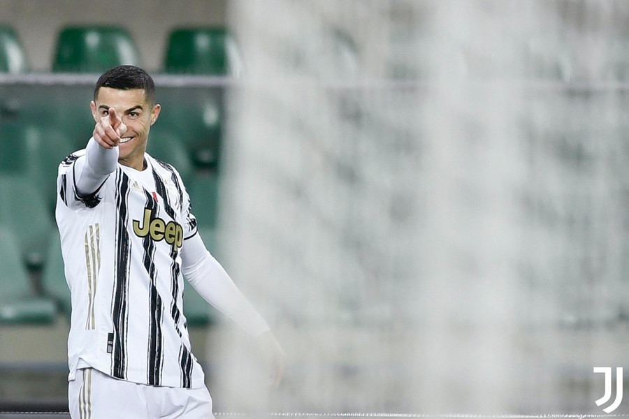 Ronaldo lập công, Juventus vẫn bị cầm chân