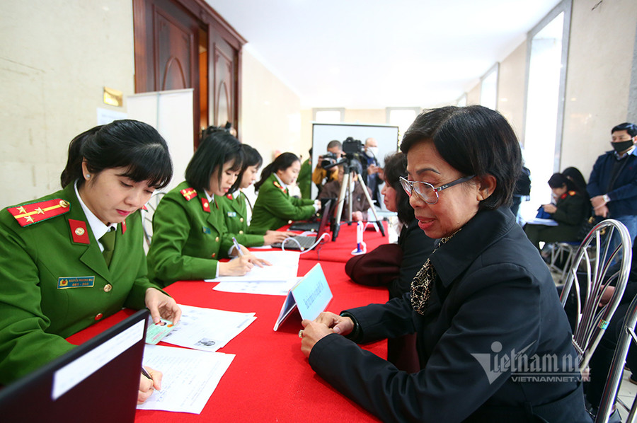 Bà Vũ Thị Hà Kim (trú tại phường Trần Hưng Đạo - Hà Nội) cho biết, đến làm thẻ CCCD và được phục vụ nhanh chóng, thuận lợi. Công an Hà Nội chính thức cấp thẻ căn cước gắn chip cho công dân