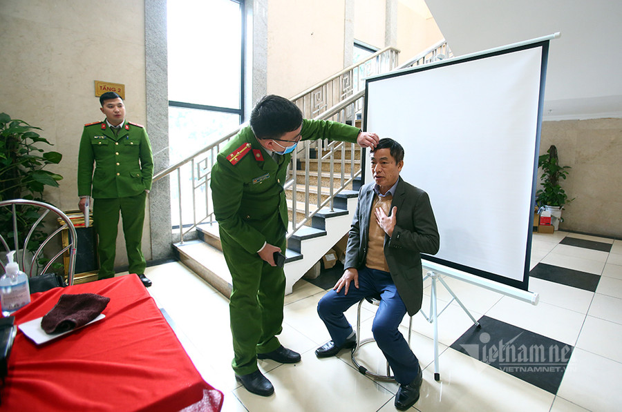 Cán bộ cảnh sát QLHC về TTXH chỉnh sửa tóc, áo giúp công dân trước khi chụp ảnh. Tận tình giúp đỡ người dân. Công an Hà Nội chính thức cấp thẻ căn cước gắn chip cho công dân