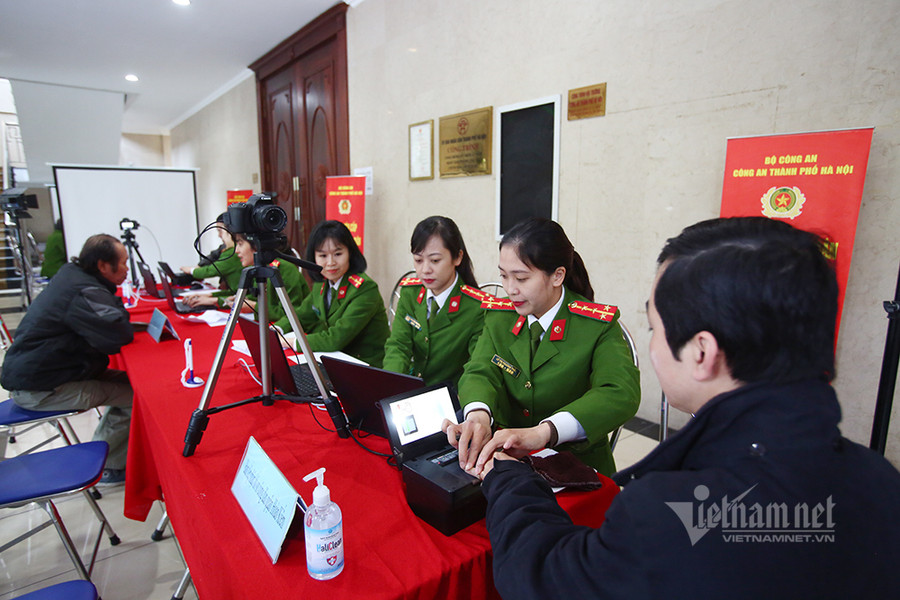 Công dân lấy vân tay trong quy trình cấp CCCD. Bà Vũ Thị Hà Kim (trú tại phường Trần Hưng Đạo - Hà Nội) cho biết, đến làm thẻ CCCD và được phục vụ nhanh chóng, thuận lợi. Công an Hà Nội chính thức cấp thẻ căn cước gắn chip cho công dân