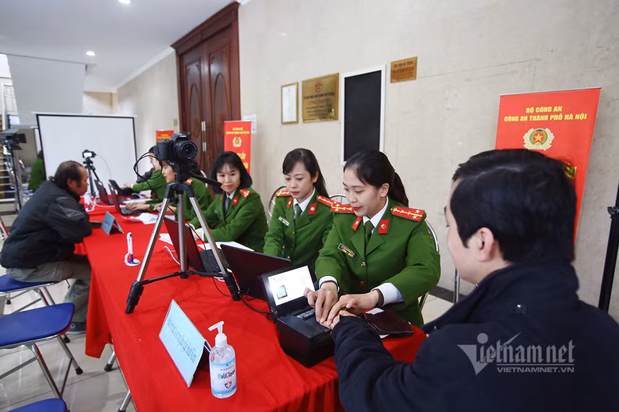 Công an Hà Nội chính thức cấp thẻ căn cước gắn chip cho công dân