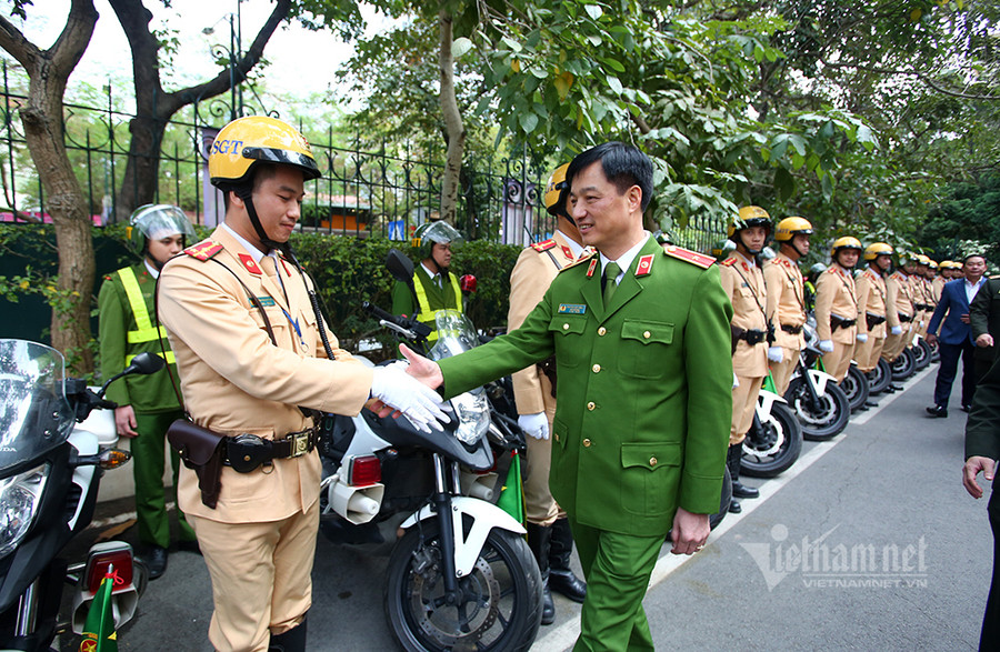 Thiếu tướng Nguyễn Duy Ngọc động viên cán bộ chiến sĩ trong lễ ra quân sáng 31/12. Công an Hà Nội chính thức cấp thẻ căn cước gắn chip cho công dân