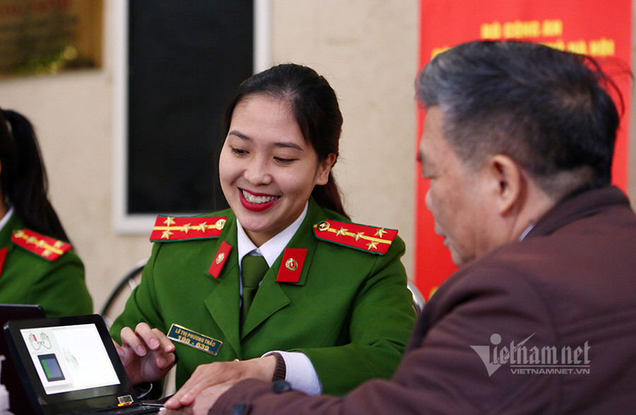 Việc gắn chíp điện tử trên CCCD, giúp thuận tiện trong các giao dịch hành chính của công dân. Công an Hà Nội chính thức cấp thẻ căn cước gắn chip cho công dân